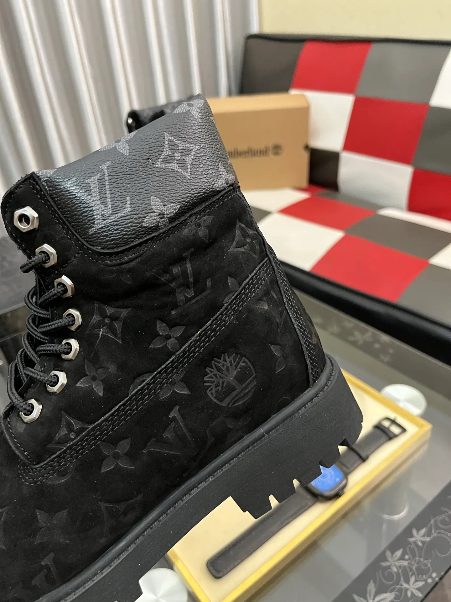 Ex-factory price: 458⌚️⌚️LV x Timberland Timberland joint model Presbyopia Embossed Rhubarb Boots Ankle Boots Short Boots LV x Timberland ankle boots are made of Monogram embossed waterproof nubuck cow leather, relying on the brand's exquisite craftsmanship to carefully reshape the classic Timberland 6-inch boot shape in Italy, with an eye-catching American workwear style. Created by Pharrell Williams 2025 autumn and winter menswear show. Monogram embossed tongue, original Timberland laces and outsole are exquisite details, and the leather label expresses the cooperation logo. Exquisite packaging at the delivery counter🛍📦 ▪️Material: Original customized imported first-layer cowhide ▪️Inner lining: Original customized leather lining/mesh lining ▪️Outsole: Original molded rubber material ▪️Sole thickness: 3.5CM ▪️Size: 38-44